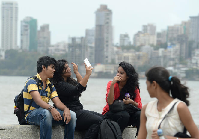 Des jeunes font un selfie à Bombay en juin 2015.