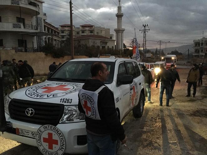 D'après le Croissant-Rouge arabe syrien, 44 camions chargés de vivres et de médicaments ont pénétré, lundi 11 janvier 2016, dans la ville de Madaya, soumise depuis six mois à un siège hermétique de la part des forces de Bachar Al-Assad.