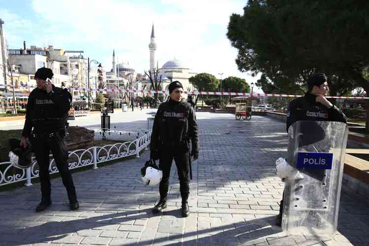 La détonation, violente, a été entendue et à 10 h 18, heure locale (9 h 18 à Paris) jusqu’à la place Taksim, à plusieurs kilomètres de distance de Sultanahmet.