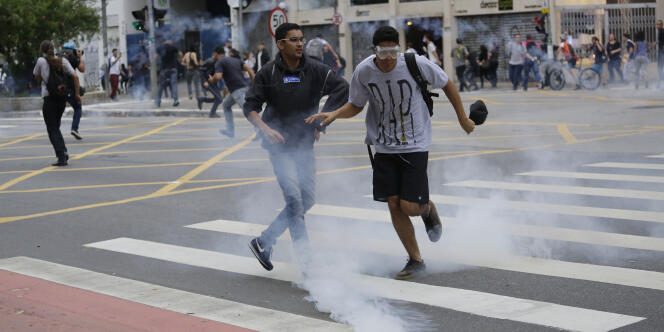 Des heurts ont éclaté entre la police et des manifestants qui protestaient contre la hausse du prix des transports à Sao Paulo, le 12 janvier 2016.