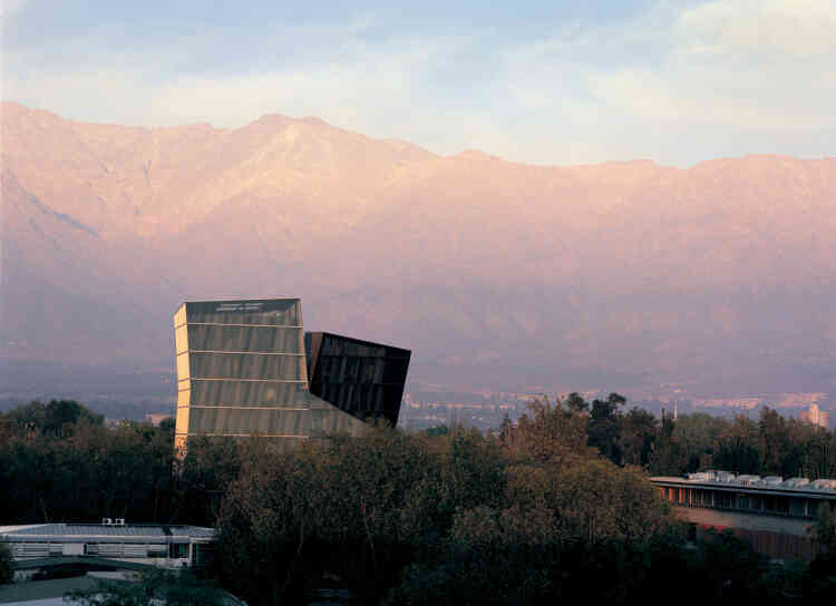 "Tours siamoises", campus San Joaquin, université catholique du Chili, Santiago.