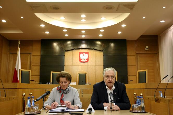 Le président du Tribunal constitutionnel, Andrzej Rzeplinski (à droite), le 12 janvier à Varsovie.