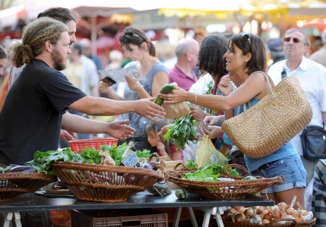 Une personne achète des légumes, en 2009 sur le marché de Revel (Haute-Garonne).