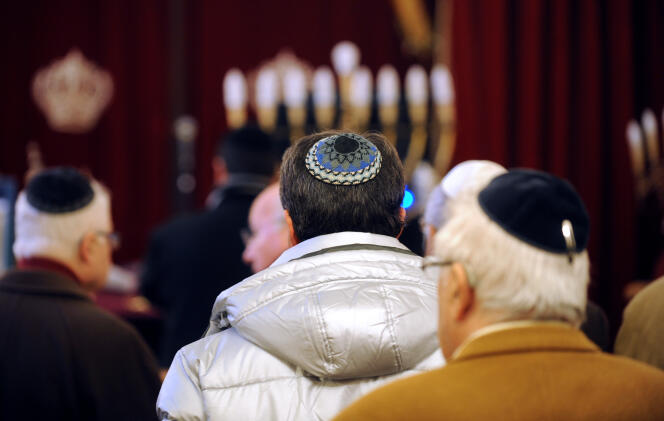 Des juifs prient dans un synagogue près de Toulouse, en 2009.