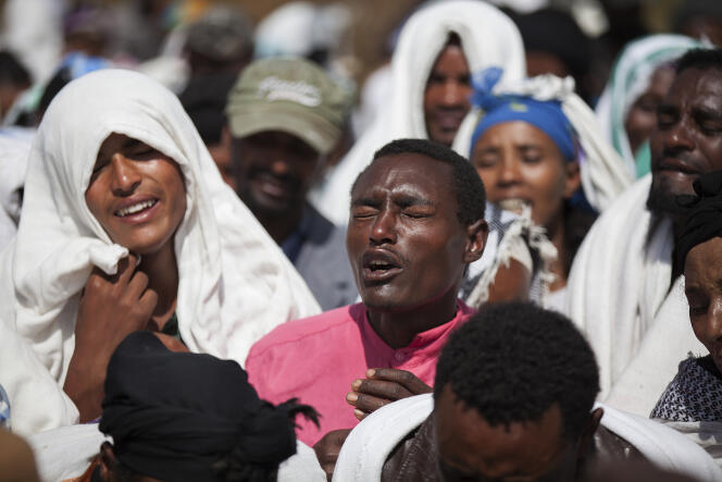 Des Oromo pleurent la mort de Dinka Chala, un manifestant hostile au plan d'urbanisme, tué par les forces de l'ordre en décembre 2015.