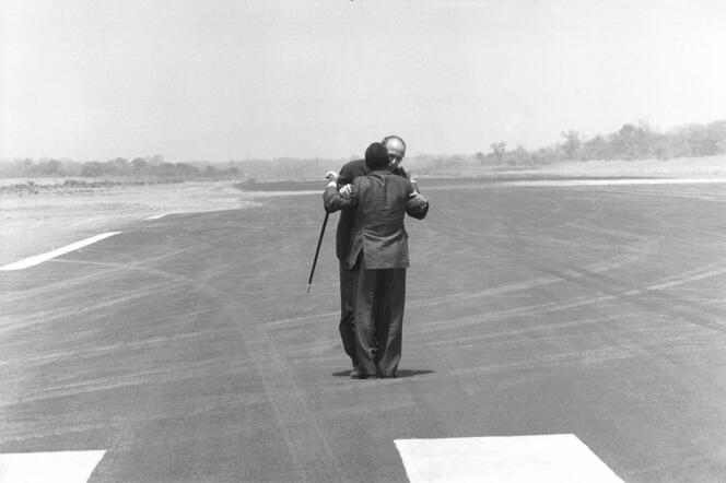 Jean Bedel Bokassa accueille Valéry Giscard d'Estaing sur le tarmac de l'aéroport de Bangui en République centrafricaine, en mars 1975.