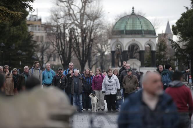 Des touristes visitent le quartier historique d'Istanbul, mercredi 13 janvier. La veille, dix personnes y ont trouvé la mort dans un attentat.