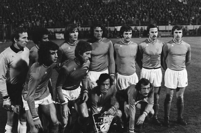 L'équipe de Saint-Etienne, le 14 avril 1976, avant sa victoire sur Eindhoven en demi-finale de coupe d'Europe.