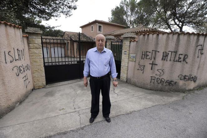 Devant le domicile nîmois d'Abdallah Zekri, qui dirige l'observatoire national contre l'islamophobie, vandalisé en octobre 2013.