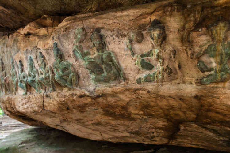 Détail du bas-relief de Poeng Kbal (Xe-XIIe siècles). Depuis le IXe siècle, le massif est un lieu de pèlerinage très fréquenté. Les ermites venaient y méditer dans les abris sous roches qui portent des sculptures rupestres de toute beauté. La rivière Kbal Spean, le Gange local, qui traverse le plateau et irrigue les temples d’Angkor, court  sur un millier de lingas, symbole phallique du dieu Shiva et sur la figure d’un Vishnu endormi.