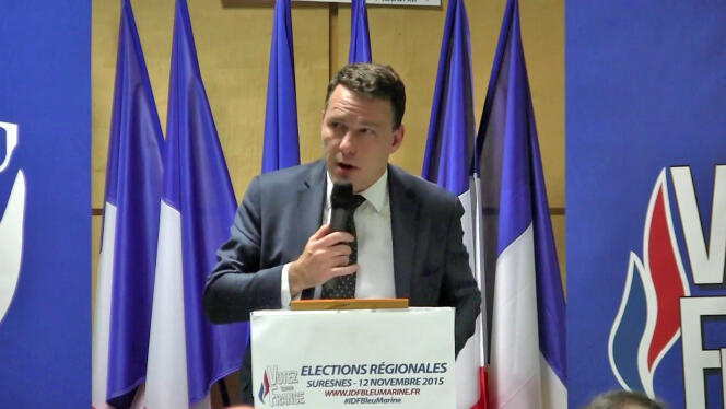 Jean-Lin Lacapelle lors d'une réunion publique de soutien à  Wallerand de Saint Just,candidat du Front national aux régionales, le 12 novembre 2015 à Suresnes (Hauts-de-Seine).