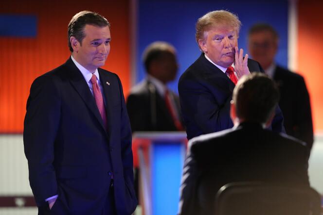 Le magnat de l'immobilier Donald Trump (à droite) et le sénateur du Texas, Ted Cruz (à gauche), lors du débat républicain du 14 janvier 2016 à North Charleston en Caroline du Sud.