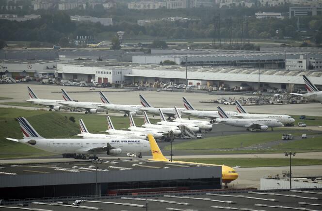 Des avions garés sur le tarmac de l'aéroport Roissy-Charles-de-Gaulle.