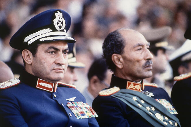 Le président égyptien Anouar el-Sadate, à droite, et le vice-président Hosni Moubarak lors de la parade militaire du 6 octobre 1981. Peu de temps après la prise de cette photo, des soldats ont ouvert le feu tuant le président et blessant le vice-président.