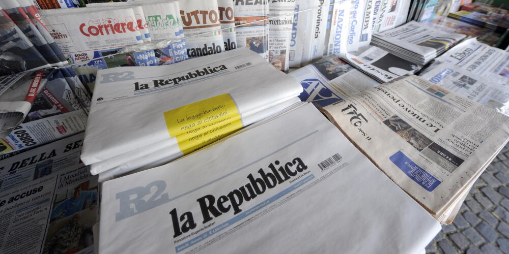 Une photo du journal italien « La Repubblica » exposé en kiosque de presse, le 11 juin 2010 à Milan.