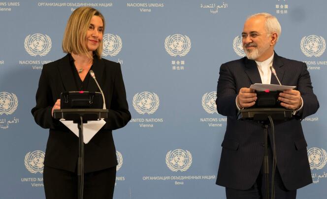 Le ministre des affaires étrangères iranien, Javad Zarif, et son homologue de l'Union européenne, Federica Mogherini, lors de leur conférence de presse, samedi 16 janvier, à Vienne, au siège de l'AIEA.