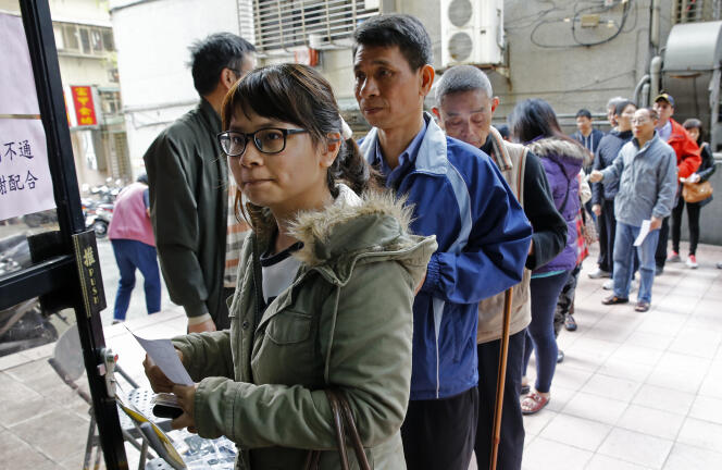 Des électeurs font la queue devant un bureau de vote à Taipei, samedi 16 janvier.