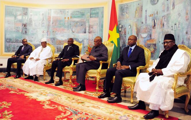 Plusieurs ministres burkinabé et malien entourent le président du Burkina Faso, Roch Marc Christian Kaboré (au centre), le 17 janvier 2016, au palais présidentiel de Ouagadougou.