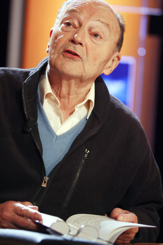 L'écrivain Michel Tournier à l'émission littéraire Vol de Nuit le 23 mai 2006 à Paris.