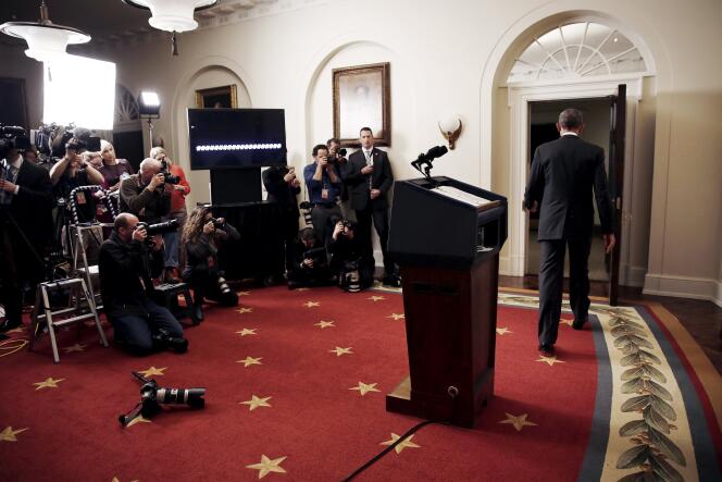 Barack Obama quitte la salle de presse de la Maison Blanche où il vient de faire une annonce concernant l'Iran, le 17 janvier 2016 à Washington.
