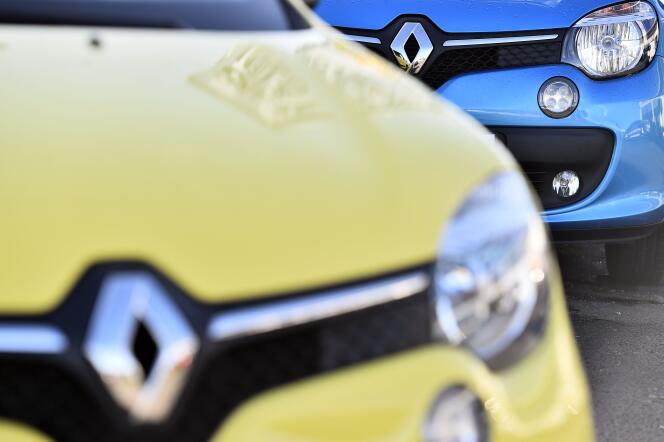 Des voitures de marque Renault chez un concessionnaire de Saint-Herblain le 15 janvier 2016.