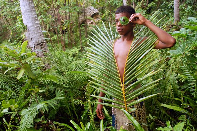 Un jeune guide kanak posant dans la forêt néo-calédonienne, le 8 juin 2007.