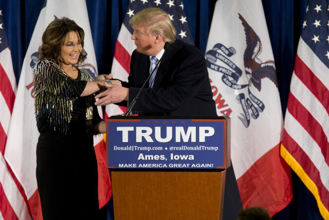 Sarah Palin, à gauche, a annoncé mardi 19 janvier son soutien à l'homme d'affaires Donald Trump pour la course à l'investiture républicaine, lors d'un meeting à Ames dans l'Iowa.