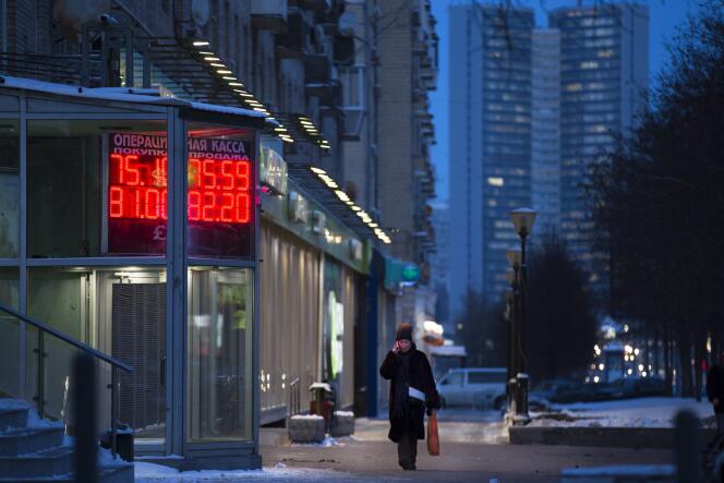 Devant un bureau de change dans les rues de Moscou, lundi 11 janvier.