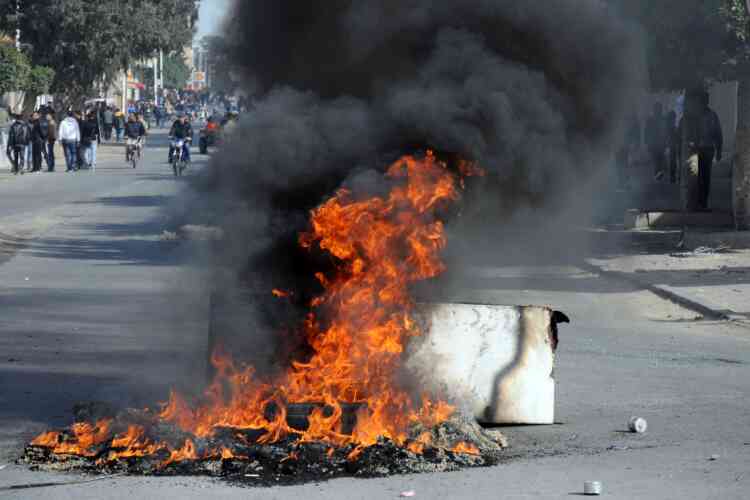 Dans une rue de la ville, située à moins de cent kilomètres de Sidi Bouzid, où, en janvier 2011, Mohamed Bouazizi s'était immolé par le feu.