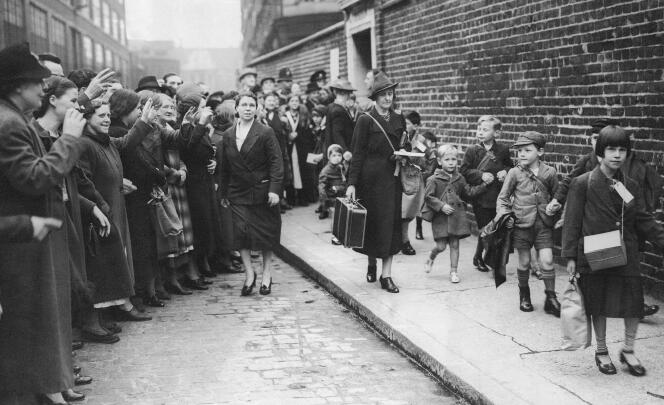 Une sortie d'école, à Londres en 1940.
