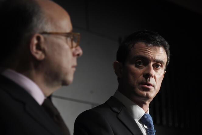 Bernard Cazeneuve et Manuel Valls à Evry le 8 janvier 2016.