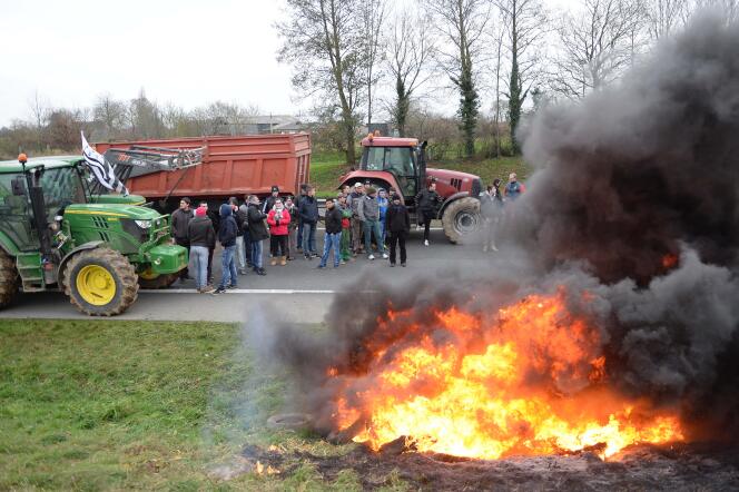 Des agriculteurs bloquent la nationale 12 en direction de Brest, près de Plestan, le 21 janvier.
