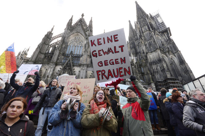 Lors d'un rassemblement contre les violences faites aux femmes à Cologne le 9 janvier 2016.