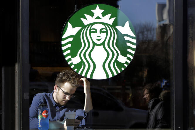 En quelques mois, la Commission européenne  a ordonné au Luxembourg et aux Pays-Bas de récupérer 30 millions d’euros auprès des groupes Fiat et Starbucks, et a contraint la Belgique, le 11 janvier, à collecter près de 700 millions d’euros auprès de 35 multinationales (Photo: Starbucks à New York en janvier).
