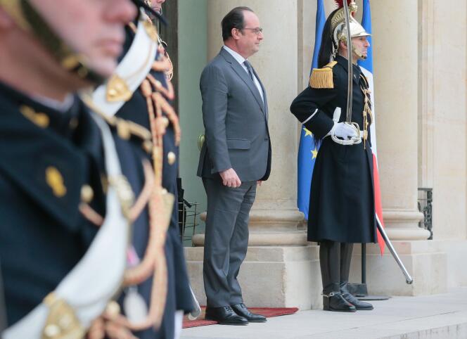 François Hollande s'apprête à accueillir le président du Sénat, Gérard Larcher, le 22 janvier 2016 à l'Elysée.
