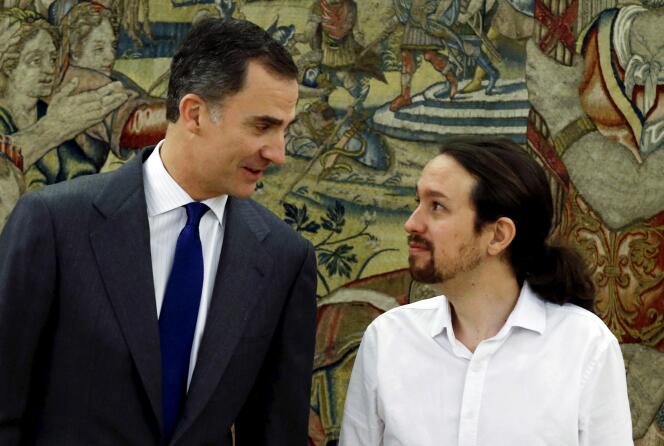Le roi Felipe VI avec le leader de Podemos, Pablo Iglesias, le 22 janvier 2016 à Madrid.