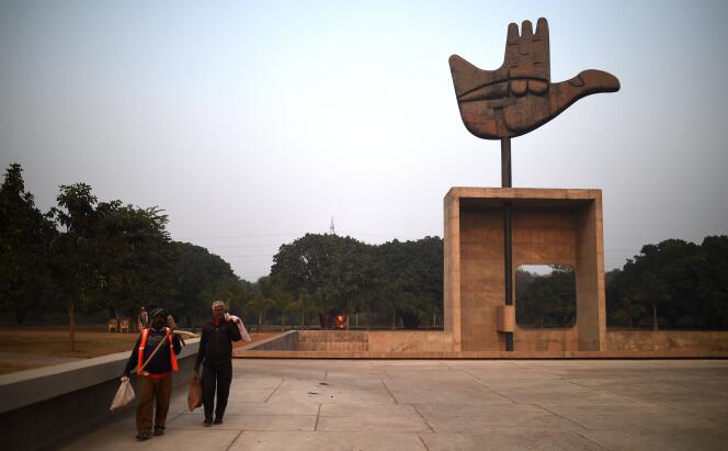 Le monument de la main ouverte, dessiné par Le Corbusier, dans le complexe urbanistique de Chandigarh, en Inde. Ce site est l’une des dix-sept réalisations de Le Corbusier, inscrites dimanche 17 juillet au Patrimoine mondial de l’Unesco.