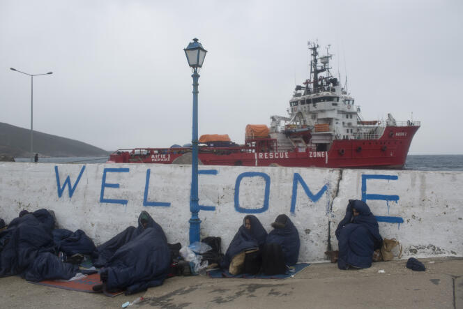 Des réfugiés, sur les îles grecques d'Inousses, le 20 janvier 2016, patientent avant d'être transférés à Chios.