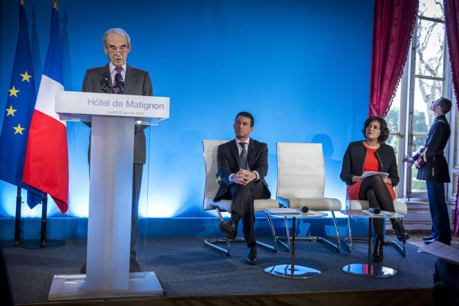 Robert Badinter, Manuel Valls et Myriam El Khomri lors de la remise du rapport sur le droit du travail à Matignon à Paris, lundi 25 janvier 2016.