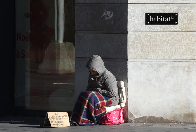 Une personne sans domicile dans une rue de Paris, en décembre 2014.