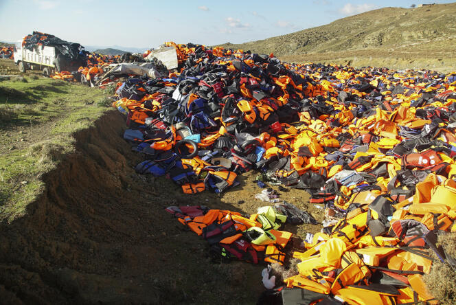Des gilets de sauvetage utilisés par des hommes, femmes et enfants qui ont fait la traversée depuis la Turquie sur l'île de Lesbos en Grèce, le 25 janvier.