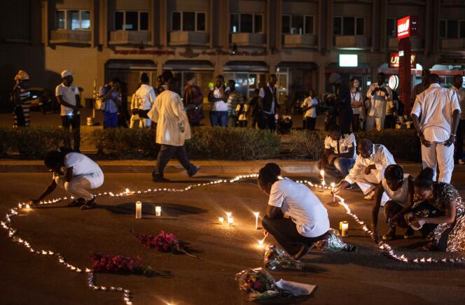 Samedi 23 janvier 2016, des bougies allumées pour les victimes de l'attentat contre un hôtel et un restaurant à Ouagadougou.