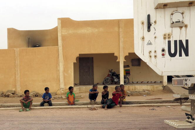 Des enfants regardent passer un véhicule de la Minusma, la force internationale de mission de la paix au Mali,  dans les rues de Kidal, au Mali, le 23 juillet 2015.