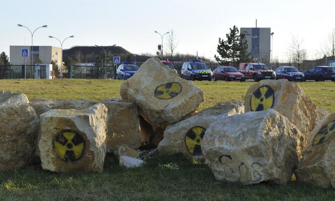 Symboles du risque nucléaire peints sur des pierres près du site Cigéo de stockage des déchets radioactifs à Bure, dans la Meuse, en janvier 2016.
