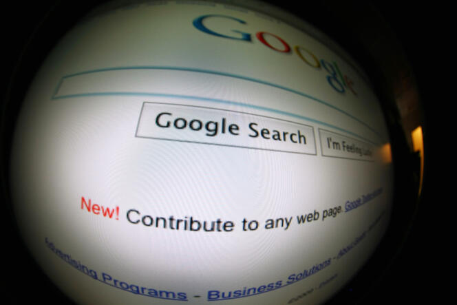 un écran affiche la page du moteur de recherche Google.