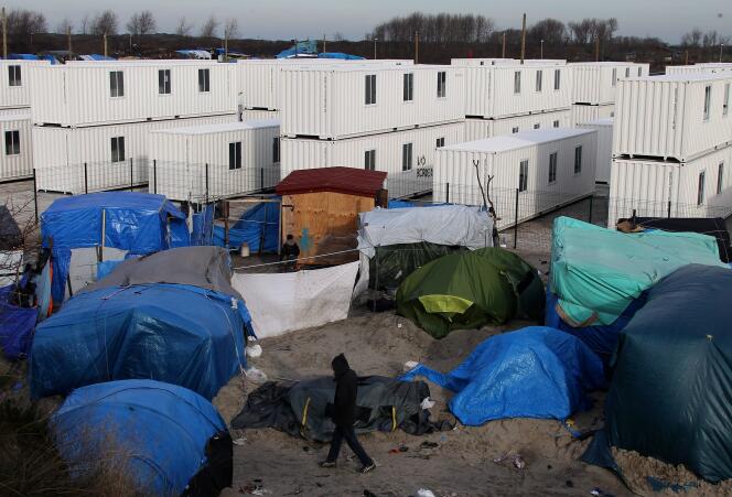 Fabienne Buccio, préfète du Pas-de-Calais, indique que « fin février, 1 500 places seront disponibles dans le Centre d’accueil provisoire», des conteneurs aménagés.