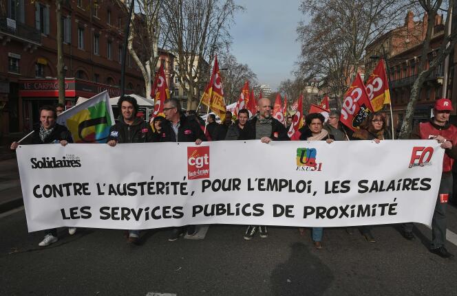 Des fonctionnaires manifestent, notamment pour réclamer une augmentation de salaire, le 26 janvier 2016 à Toulouse.