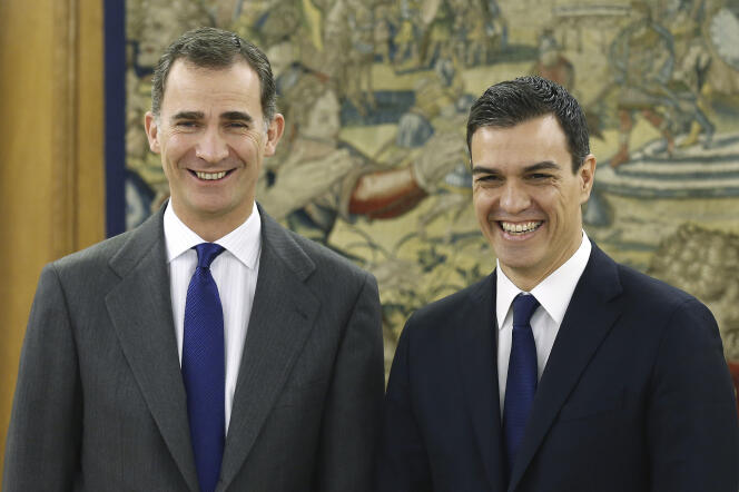 Le roi Felipe VI (à gauche) et le secrétaire général du Parti socialiste ouvrier espagnol, Pedro Sanchez, le 22 janvier 2016 à Madrid.
