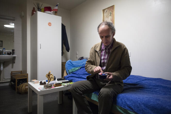 Doru, hébergé par les Enfants du Canal, dans sa chambre du centre de la rue Vesale, dans le 5ème arrondissement de Paris, le 26 janvier 2016.