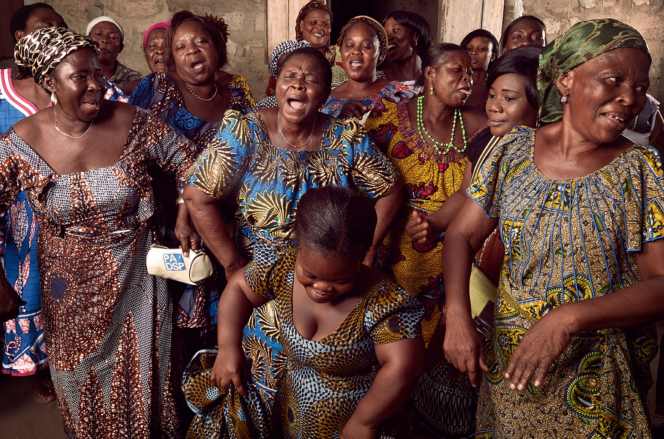 Les femmes de l’association Delali, dans un quartier défavorisé de Lomé, où les femmes, sous la houlette de Colette, la femme du chef du village qui a adopté 13 orphelins, se battent pour leur survie en développant des micro-entreprises.